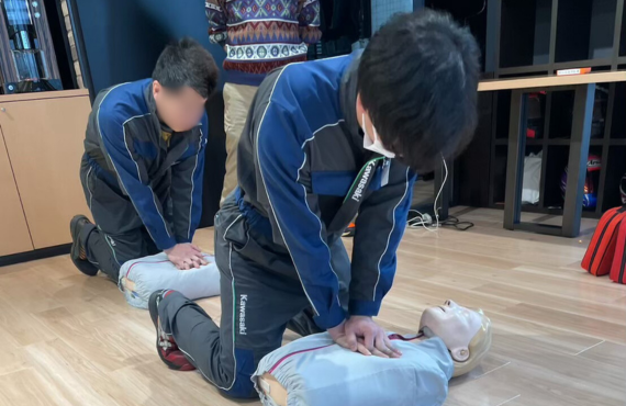 訓練用人形を使って胸骨圧迫を練習する救命講習の様子